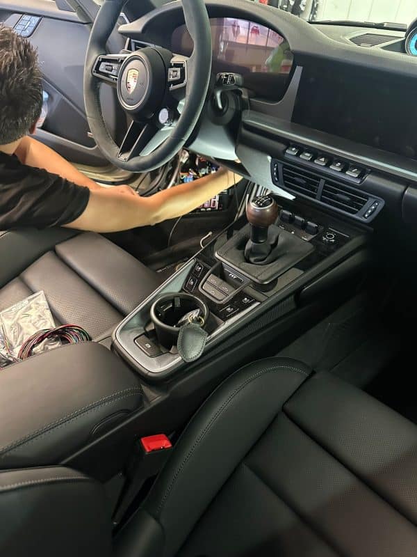 Instalación del sistema Radago en el interior de un Ferrari