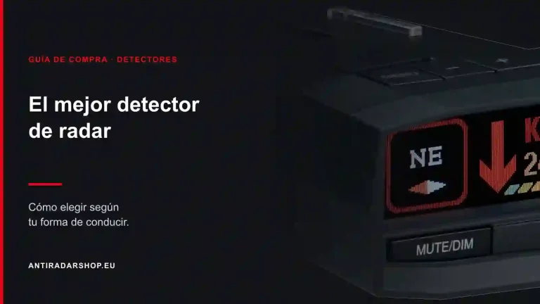 Detector de radar Radago con la pantalla encendida mostrando un aviso en banda K