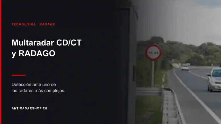 Cabina de MultaRadar junto a la calzada con tráfico circulando al fondo