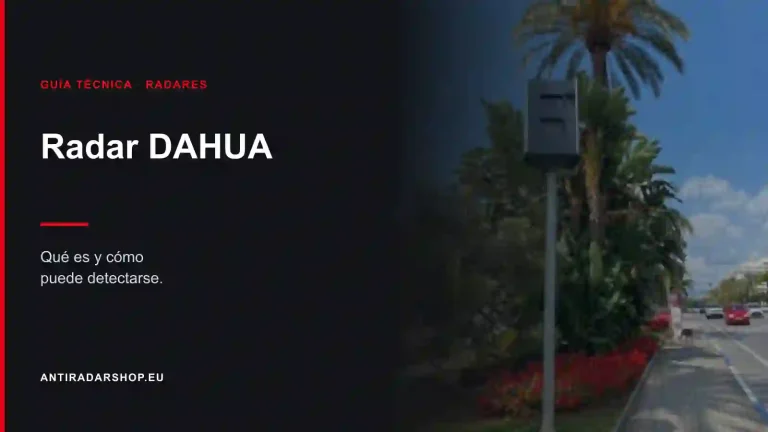 Cabina de radar DAHUA sobre poste en una avenida con palmeras